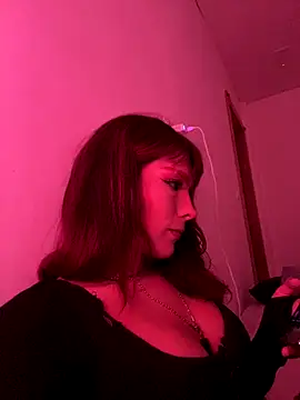 Snapshot of Blacktrinity chatting on November 17, 5:19 pm Blacktrinity online show from November 17, 5:19 pm