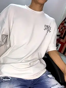 Snapshot of Andre_81q chatting on November 19, 1:27 am Andre 81q online show from November 19, 1:27 am