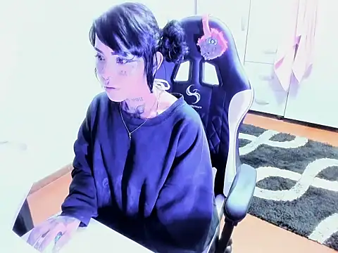 Snapshot of Zombitch chatting on November 25, 9:37 pm Zombitch online show from November 25, 9:37 pm