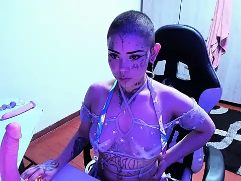 Snapshot of Zombitch chatting on December 5, 12:30 am Zombitch online show from December 5, 12:30 am