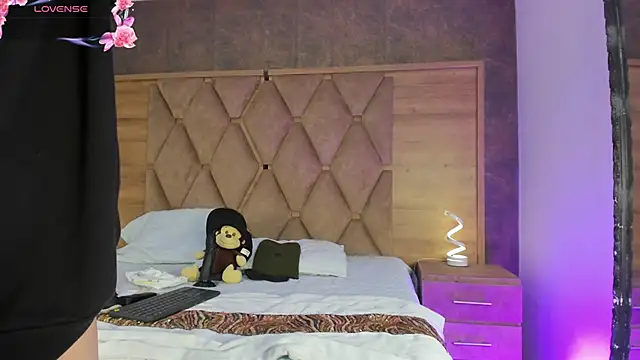 VictoriaSaenz1  online show from November 21, 5:17 am