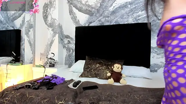 VictoriaSaenz1  online show from December 4, 6:01 am