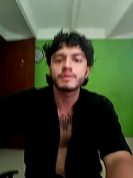 Snapshot of LiamArias_0 chatting on November 15, 11:32 pm LiamArias 0 online show from November 15, 11:32 pm