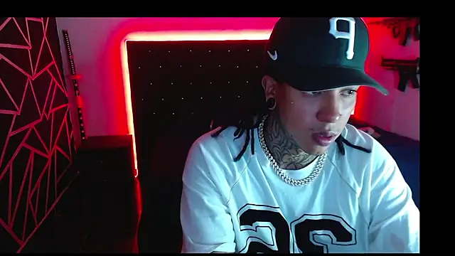 Snapshot of Zero-X9 chatting on November 17, 11:21 pm Zero-X9 online show from November 17, 11:21 pm