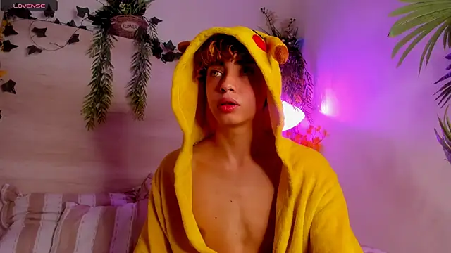 Snapshot of Twinkk_Guy chatting on November 17, 5:02 am Twinkk Guy online show from November 17, 5:02 am