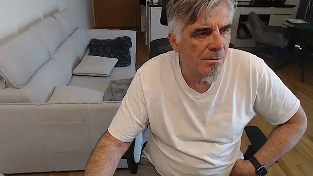 Buidapest online show from April 18, 1:26 pm