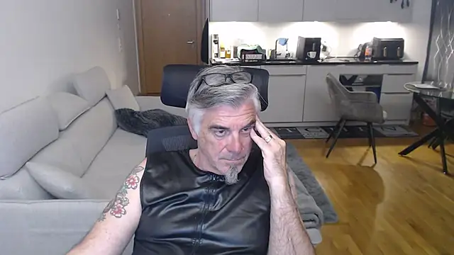 Buidapest online show from April 29, 2:37 am