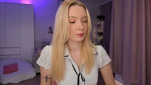 Snapshot of Tiffany_Paw chatting on December 2, 3:23 am Tiffany Paw online show from December 2, 3:23 am