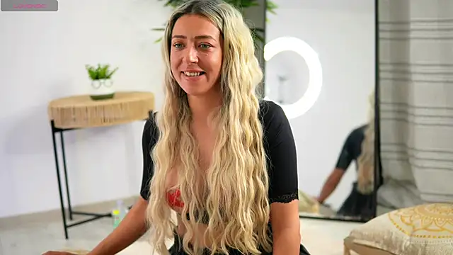 JuliaHyde online show from April 18, 7:58 pm