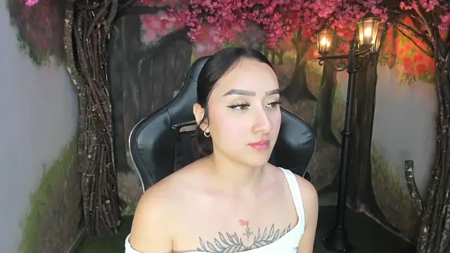 Snapshot of HorneyyQueen chatting on November 17, 4:57 pm HorneyyQueen online show from November 17, 4:57 pm