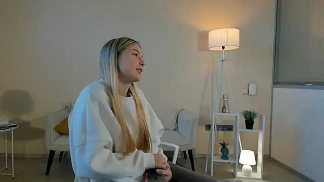 Snapshot of LaunaStrate chatting on November 20, 5:40 am LaunaStrate online show from November 20, 5:40 am