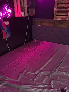 Snapshot of Shy-Ivy chatting on November 25, 9:15 pm Shy-Ivy online show from November 25, 9:15 pm