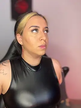 VeloraVyxen  online show from December 3, 1:46 am