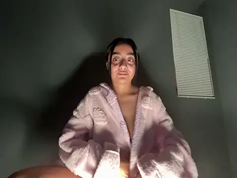 reinaass online show from March 30, 8:04 am