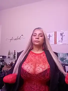 Snapshot of LaReineCleo chatting on June 18, 10:41 am LaReineCleo online show from June 18, 10:41 am