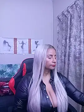 Snapshot of LaReineCleo chatting on June 29, 10:37 am LaReineCleo online show from June 29, 10:37 am