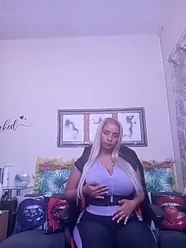 Snapshot of LaReineCleo chatting on July 9, 10:41 am LaReineCleo online show from July 9, 10:41 am