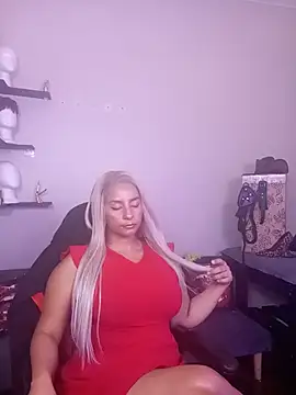 Snapshot of LaReineCleo chatting on July 16, 11:05 am LaReineCleo online show from July 16, 11:05 am