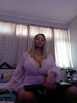 Snapshot of LaReineCleo chatting on August 6, 10:39 am LaReineCleo online show from August 6, 10:39 am