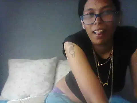 Snapshot of TiaBlaze chatting on December 4, 12:14 pm TiaBlaze online show from December 4, 12:14 pm