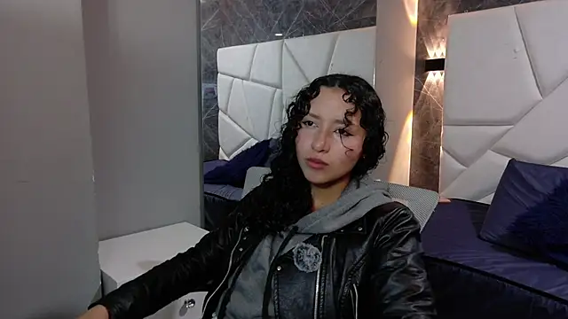 Snapshot of pettymoon1 chatting on November 29, 11:35 am pettymoon1 online show from November 29, 11:35 am