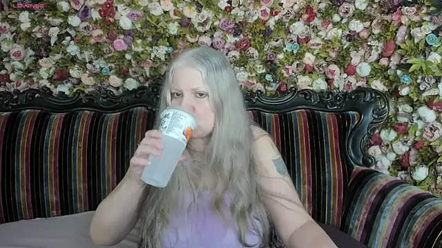 Snapshot of mariabelladonna chatting on April 24, 10:12 pm mariabelladonna online show from April 24, 10:12 pm