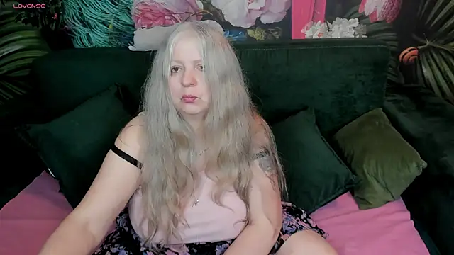 Snapshot of mariabelladonna chatting on May 16, 10:36 am mariabelladonna online show from May 16, 10:36 am