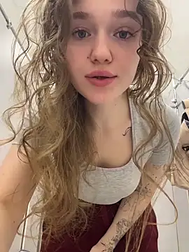 Snapshot of RussianWoman chatting on May 3, 12:27 am RussianWoman online show from May 3, 12:27 am