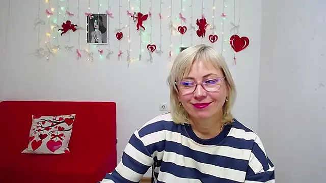 LaurenWishy online show from February 6, 3:04 pm