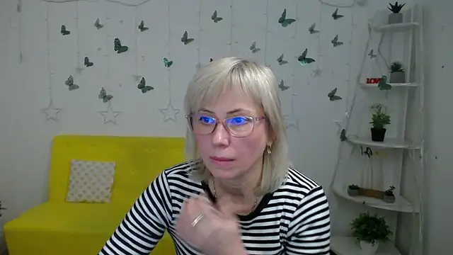 LaurenWishy online show from February 20, 12:49 pm