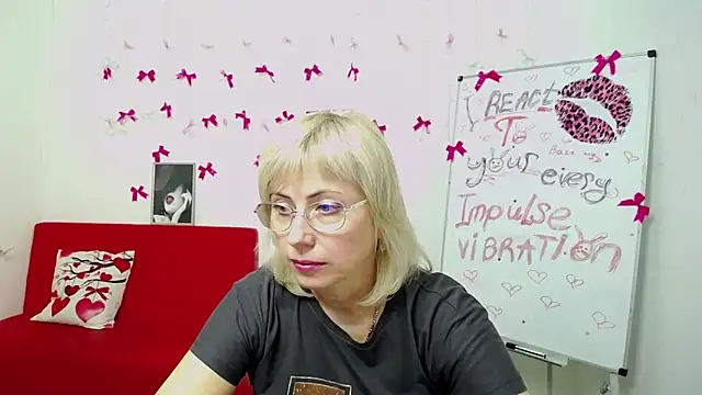 LaurenWishy online show from March 27, 6:18 pm