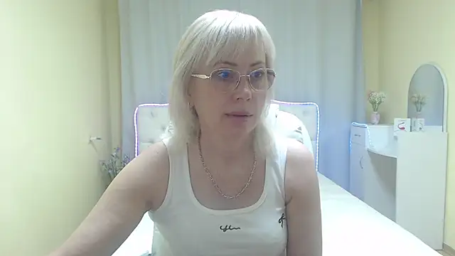 LaurenWishy online show from May 23, 5:12 am
