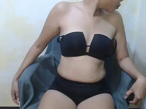 Snapshot of HotAsian_Yazzi69 chatting on December 3, 3:43 pm HotAsian Yazzi69 online show from December 3, 3:43 pm