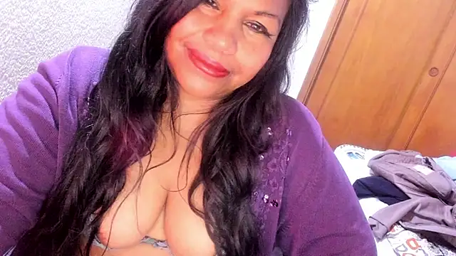 Snapshot of ebonycamelia chatting on April 26, 11:35 pm ebonycamelia online show from April 26, 11:35 pm