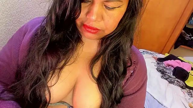 Snapshot of ebonycamelia chatting on April 29, 6:36 pm ebonycamelia online show from April 29, 6:36 pm