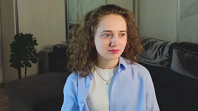 Snapshot of CuteLunette chatting on December 5, 1:20 pm CuteLunette online show from December 5, 1:20 pm