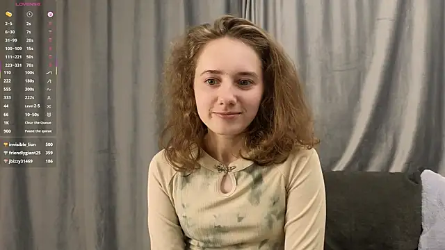 Snapshot of CuteLunette chatting on December 13, 7:53 pm CuteLunette online show from December 13, 7:53 pm