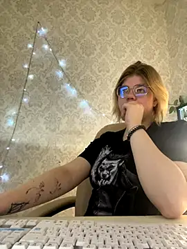 KrisRoyal online show from November 21, 9:30 am