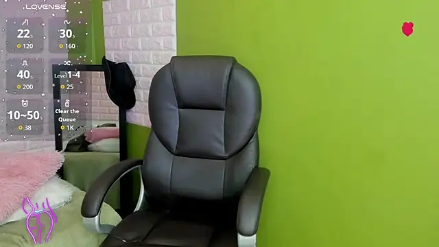 Snapshot of tommy_cherry_ chatting on December 4, 6:27 pm tommy cherry online show from December 4, 6:27 pm