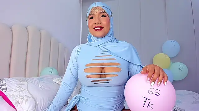 Amira-Zahra online show from April 18, 9:26 pm