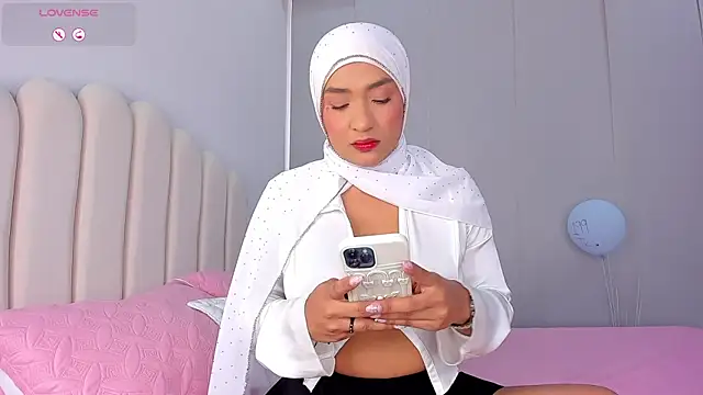 Amira-Zahra online show from May 24, 7:19 pm