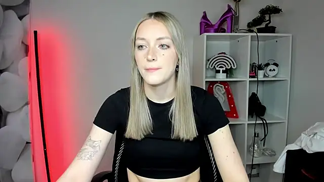 EvelynBlond online show from February 18, 6:31 am