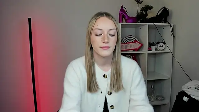 EvelynBlond online show from March 20, 1:38 pm