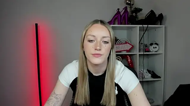 EvelynBlond online show from April 21, 12:22 pm