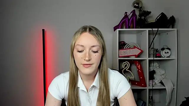 EvelynBlond online show from April 22, 12:39 pm