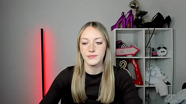 EvelynBlond online show from April 24, 12:29 pm