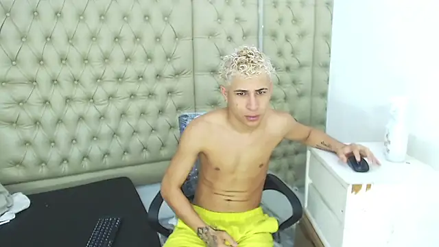 Snapshot of HollmanFronsh chatting on November 30, 2:04 am HollmanFronsh online show from November 30, 2:04 am