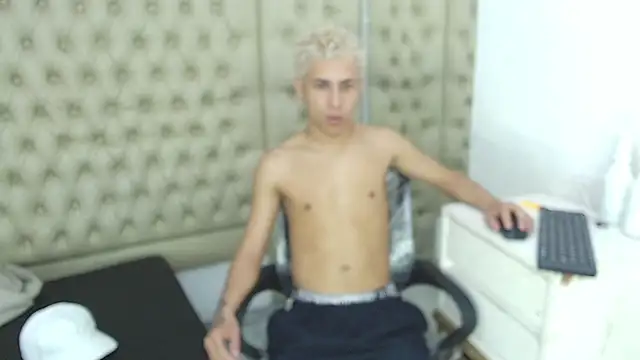 Snapshot of HollmanFronsh chatting on December 1, 3:00 am HollmanFronsh online show from December 1, 3:00 am