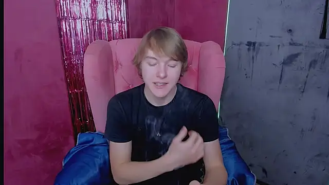 Snapshot of DonaldWoon chatting on December 14, 9:52 pm DonaldWoon online show from December 14, 9:52 pm