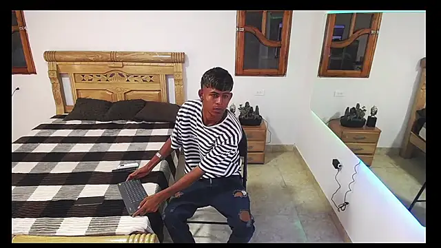 Snapshot of black_boy22_ chatting on November 23, 2:44 am black boy22 online show from November 23, 2:44 am